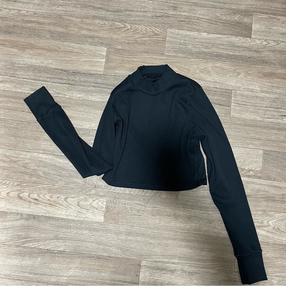 Offline by aerie size medium in black. Ribbed mock neck cropped shirt.